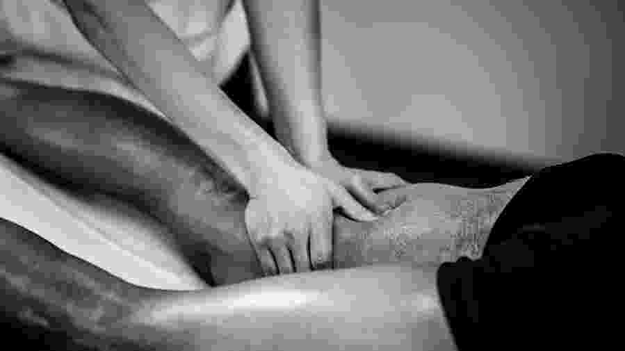 massage-black-and-white-1080